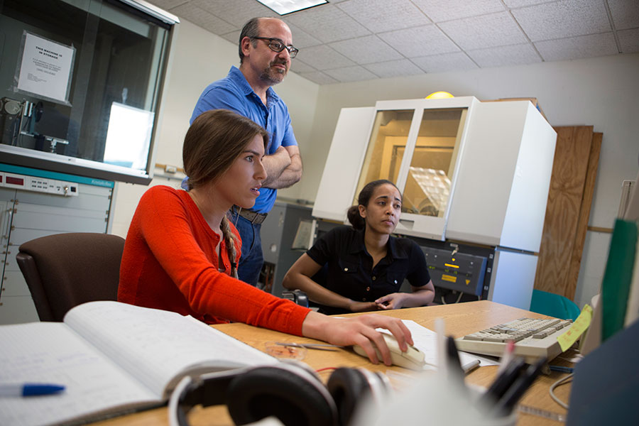 UM students in lab